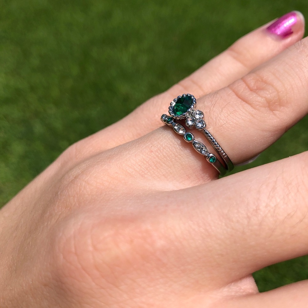 Fashionably 2pc Silver and emerald ring - Picture 3 of 4